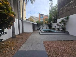 Casa com 450m², 2 dormitórios no bairro Santa Cecília em Porto Alegre para Alugar