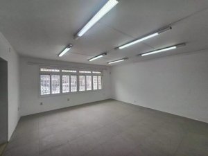 Casa com 450m², 2 dormitórios no bairro Santa Cecília em Porto Alegre para Alugar