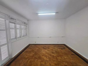 Casa com 450m², 2 dormitórios no bairro Santa Cecília em Porto Alegre para Alugar