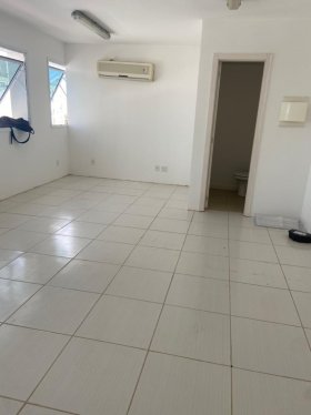 Salas/Conjuntos com 34m² no bairro Menino Deus em Porto Alegre para Alugar