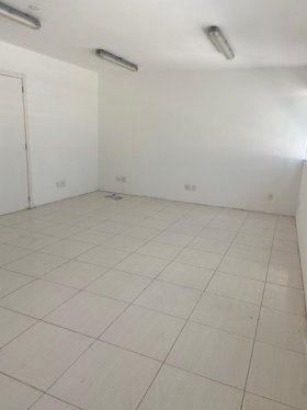 Salas/Conjuntos com 34m² no bairro Menino Deus em Porto Alegre para Alugar