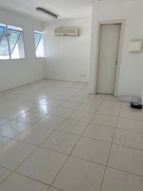 Salas/Conjuntos com 34m² no bairro Menino Deus em Porto Alegre para Alugar