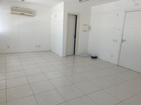 Salas/Conjuntos com 34m² no bairro Menino Deus em Porto Alegre para Alugar