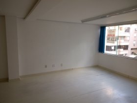 Salas/Conjuntos com 75m² no bairro Higienópolis em Porto Alegre para Alugar