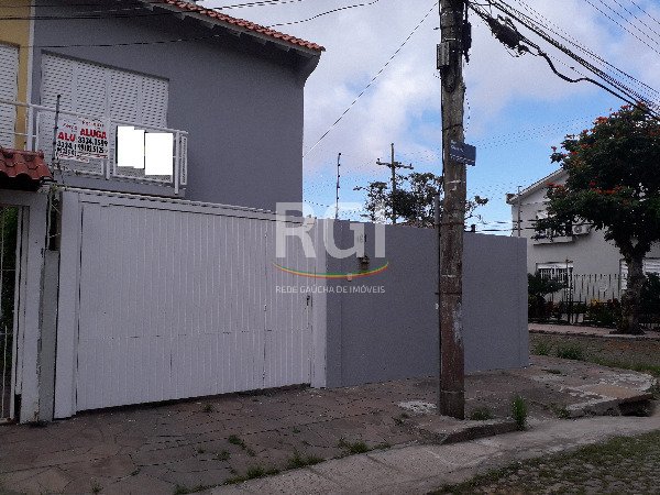 Casa com 150m², 2 dormitórios, 1 vaga no bairro Guarujá em Porto Alegre para Comprar