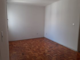 Apartamento com 60m², 2 dormitórios no bairro Vila Ipiranga em Porto Alegre para Alugar