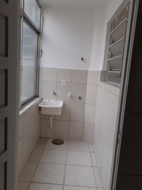 Apartamento com 60m², 2 dormitórios no bairro Vila Ipiranga em Porto Alegre para Alugar
