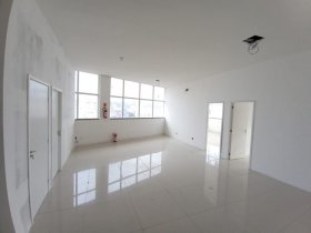 Salas/Conjuntos com 400m² no bairro Azenha em Porto Alegre para Alugar