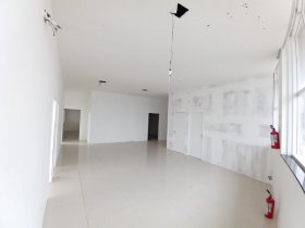 Salas/Conjuntos com 400m² no bairro Azenha em Porto Alegre para Alugar