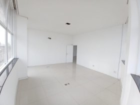 Salas/Conjuntos com 400m² no bairro Azenha em Porto Alegre para Alugar