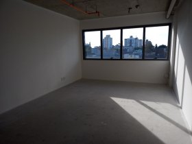 Salas/Conjuntos com 30m² no bairro Cristo Redentor em Porto Alegre para Alugar