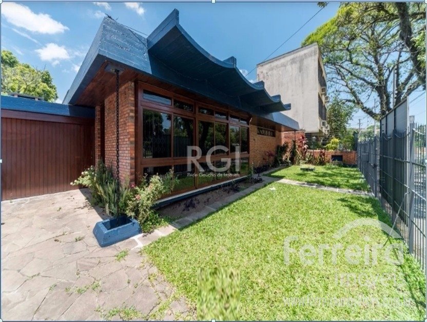 Casa com 207m², 3 dormitórios, 3 vagas no bairro Medianeira em Porto Alegre para Comprar
