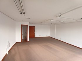 Conjunto/Sala com 40m² no bairro Auxiliadora em Porto Alegre para Alugar