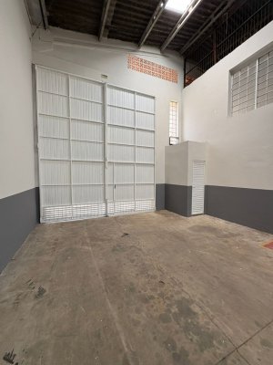Pavilhão com 716m² no bairro Sarandí em Porto Alegre para Alugar
