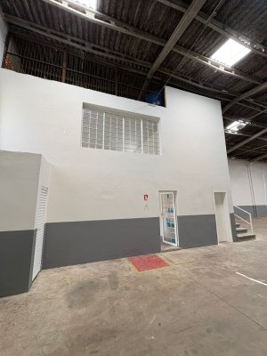 Pavilhão com 716m² no bairro Sarandí em Porto Alegre para Alugar