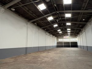 Pavilhão com 716m² no bairro Sarandí em Porto Alegre para Alugar