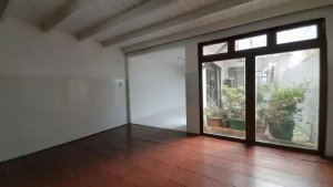 Casa com 235m², 3 dormitórios no bairro Floresta em Porto Alegre para Alugar
