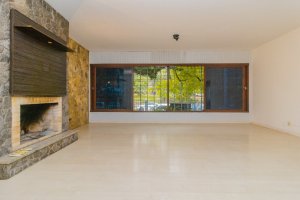Casa com 232m², 3 dormitórios no bairro Três Figueiras em Porto Alegre para Alugar