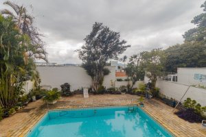 Casa com 232m², 3 dormitórios no bairro Três Figueiras em Porto Alegre para Alugar