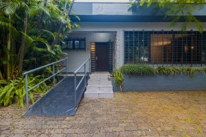 Casa com 232m², 3 dormitórios no bairro Três Figueiras em Porto Alegre para Alugar