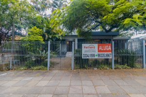 Casa com 232m², 3 dormitórios no bairro Três Figueiras em Porto Alegre para Alugar