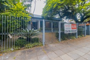 Casa com 232m², 3 dormitórios no bairro Três Figueiras em Porto Alegre para Alugar